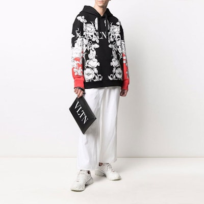 Sudadera con capucha negra Valentino FW21 estampado floral y logo para hombre. WV3MF19I7L6P90 Lookbook Sudadera con capucha negra Valentino FW21 estampado floral y logo para hombre. WV3MF19I7L6P90