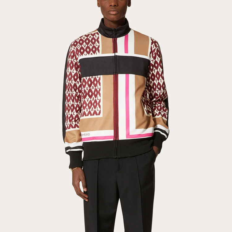 Lookbook Valentino FW21 Jaket Zip-Up Kapas Teknologi Cetak Geometri Beige Lelaki. WV3MF19N7M4E25