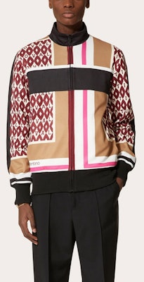 Valentino FW21 Jaket Zip-Up Kapas Teknologi Cetak Geometri Beige Lelaki. WV3MF19N7M4E25 Lookbook Valentino FW21 Jaket Zip-Up Kapas Teknologi Cetak Geometri Beige Lelaki. WV3MF19N7M4E25