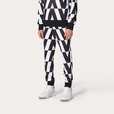 Valentino FW21 Seluar Jogger Kapas Logo Cetak Hitam Putih Edisi Musim Luruh WV0MD03E7WUF62 Lookbook Valentino FW21 Seluar Jogger Kapas Logo Cetak Hitam Putih Edisi Musim Luruh WV0MD03E7WUF62