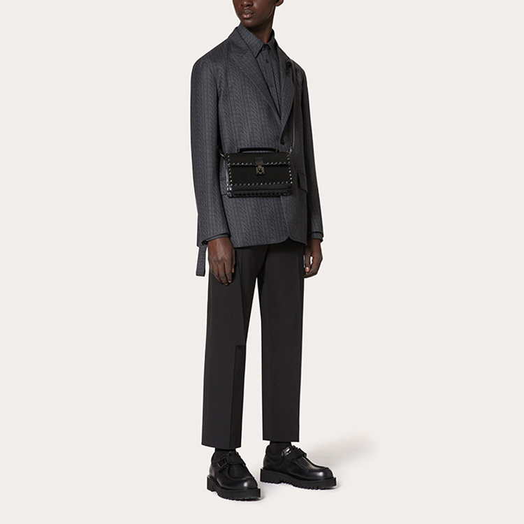 Lookbook Valentino FW21 Jaket Blazer Lelaki Kelabu Gelap dengan Butiran Tali. UV0CEB806R870R