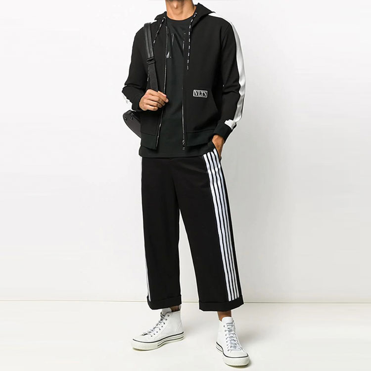 Lookbook Valentino FW21 VLTN Jaket Sweatshirt Zip-Up Lelaki Hitam. VMF15I6L00NO