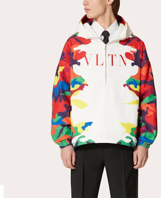 Valentino FW21 Jaket Sweatshirt Pria Camo Putih Nylon Zip-Up WV3CJF907JPC40 Lookbook Valentino FW21 Jaket Sweatshirt Pria Camo Putih Nylon Zip-Up WV3CJF907JPC40