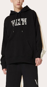 발렌티노 FW22 블랙 로고 자수 후디. 1V3MF23C8Q30NA Shop 발렌티노 FW22 블랙 로고 자수 후디. 1V3MF23C8Q30NA