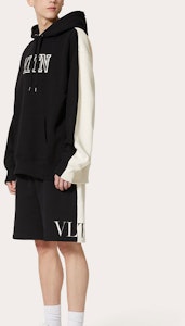 발렌티노 FW22 블랙 로고 자수 후디. 1V3MF23C8Q30NA Sizing 발렌티노 FW22 블랙 로고 자수 후디. 1V3MF23C8Q30NA