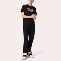 Lookbook Valentino FW22 黑色字母印花圓領T恤。 1V3MG10V8RB0NO