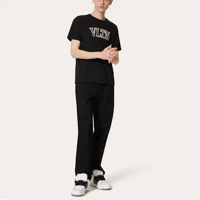 Valentino FW22 Camiseta Negra con Logo de Letras Impreso. 1V3MG10V8RB0NO Lookbook Valentino FW22 Camiseta Negra con Logo de Letras Impreso. 1V3MG10V8RB0NO