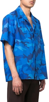 Valentino FW22 蓝色迷彩印花扣领衬衫 1V3AAA908RH7PR Shop Valentino FW22 蓝色迷彩印花扣领衬衫 1V3AAA908RH7PR