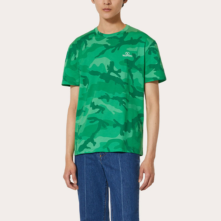Lookbook Valentino FW22 Kaos Hijau Camouflage Print Crewneck Katun. 1V3MG10V8ML6V7