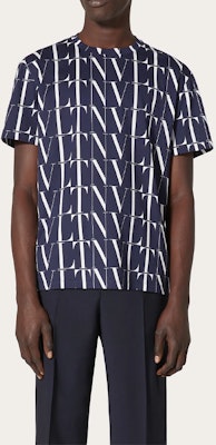 발렌티노 FW22 블루 모노그램 로고 프린트 반팔 크루넥 티셔츠 남성용. VV3MG08J73T0V6 Lookbook 발렌티노 FW22 블루 모노그램 로고 프린트 반팔 크루넥 티셔츠 남성용. VV3MG08J73T0V6