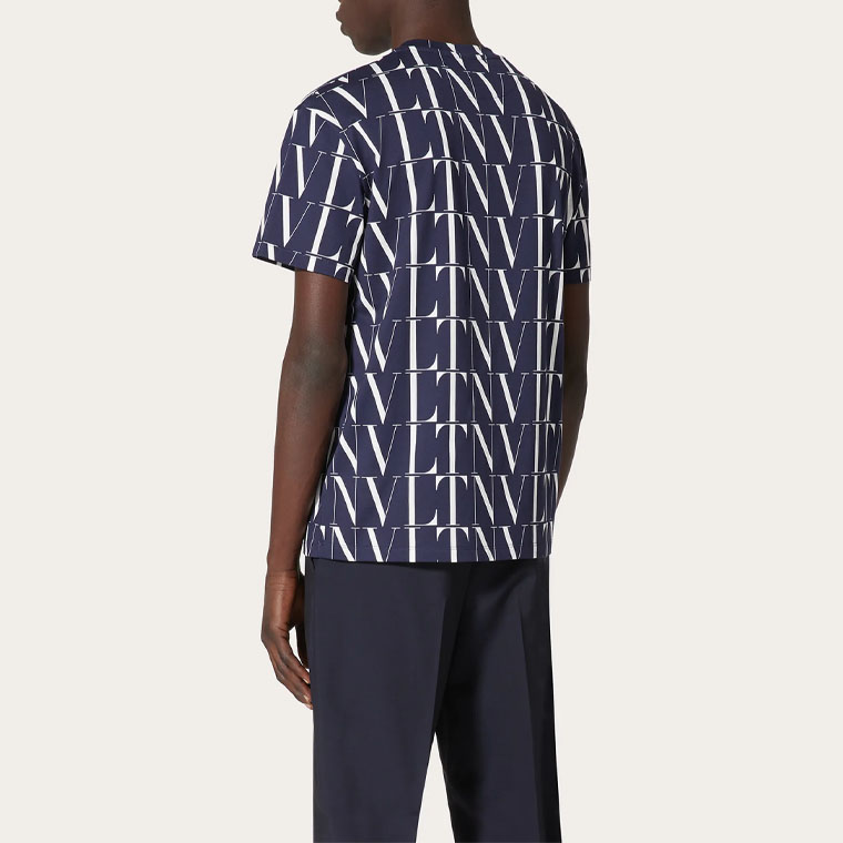 Shop 발렌티노 FW22 블루 모노그램 로고 프린트 반팔 크루넥 티셔츠 남성용. VV3MG08J73T0V6