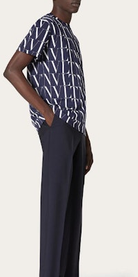 발렌티노 FW22 블루 모노그램 로고 프린트 반팔 크루넥 티셔츠 남성용. VV3MG08J73T0V6 Purchase 발렌티노 FW22 블루 모노그램 로고 프린트 반팔 크루넥 티셔츠 남성용. VV3MG08J73T0V6