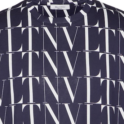 발렌티노 FW22 블루 모노그램 로고 프린트 반팔 크루넥 티셔츠 남성용. VV3MG08J73T0V6 Sizing 발렌티노 FW22 블루 모노그램 로고 프린트 반팔 크루넥 티셔츠 남성용. VV3MG08J73T0V6