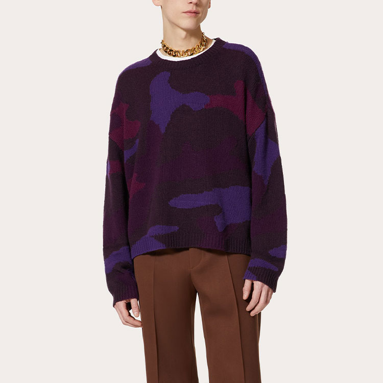 Lookbook Valentino FW22 Baju Sejuk Corak Camo Ungu Crewneck. 1V3KC22I8PQ7Q6