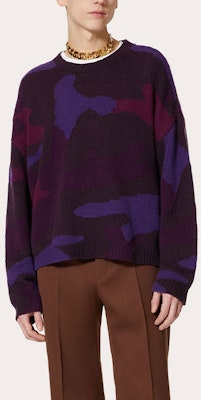 Valentino FW22 Baju Sejuk Corak Camo Ungu Crewneck. 1V3KC22I8PQ7Q6 Lookbook Valentino FW22 Baju Sejuk Corak Camo Ungu Crewneck. 1V3KC22I8PQ7Q6