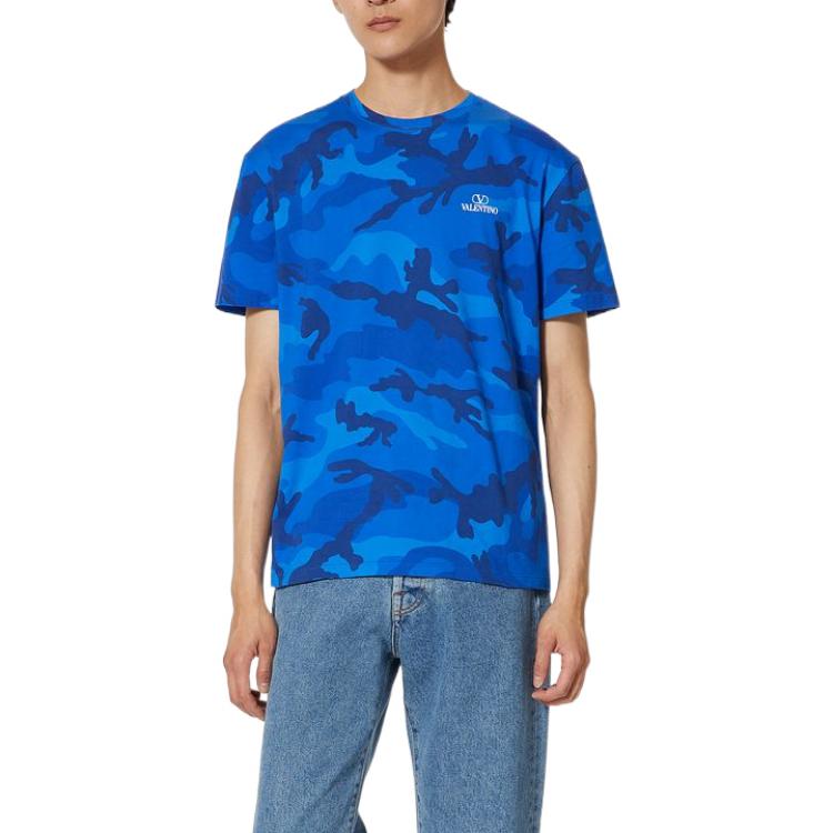 Lookbook Valentino FW22 Kaos Print Kamuflase Lengan Pendek Kasual Biru. 1V3MG10V8ML7QK