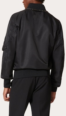 Valentino FW22纯色铆钉飞行夹克 黑色. 2V3CI1702KP0NO Lookbook Valentino FW22纯色铆钉飞行夹克 黑色. 2V3CI1702KP0NO