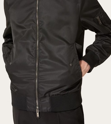 Valentino FW22纯色铆钉飞行夹克 黑色. 2V3CI1702KP0NO Details for Valentino FW22纯色铆钉飞行夹克 黑色. 2V3CI1702KP0NO