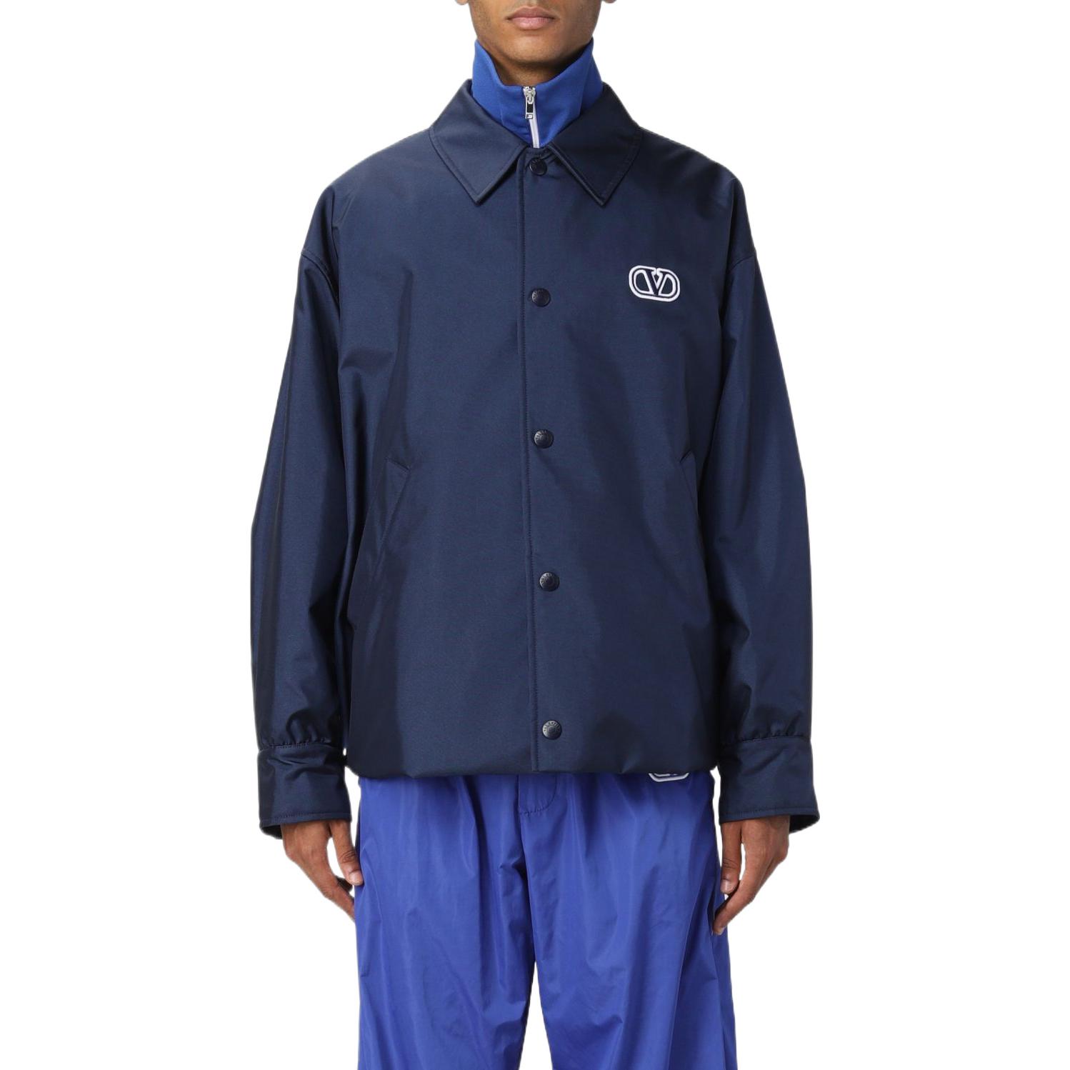 Shop ヴァレンティノ FW22 メンズ ロゴパッチ付き 長袖ジャケット ネイビーブルー 1V3CIF808J5589