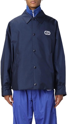 ヴァレンティノ FW22 メンズ ロゴパッチ付き 長袖ジャケット ネイビーブルー 1V3CIF808J5589 Shop ヴァレンティノ FW22 メンズ ロゴパッチ付き 長袖ジャケット ネイビーブルー 1V3CIF808J5589