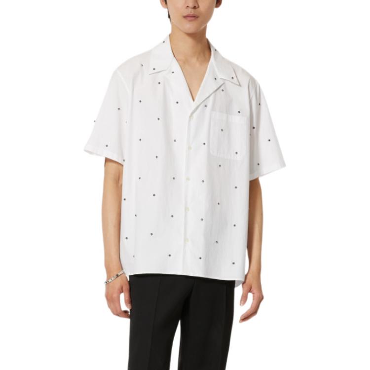 Shop Valentino FW22 Baju Putih Lengan Pendek Relaxed Fit dengan Detil Stud. 1V3AAA944WW001