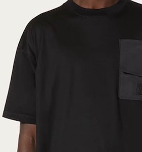 Valentino FW23 Kaos Hitam Polos Casual Patchwork. 3V3MG15C9GQ0NO Lookbook Valentino FW23 Kaos Hitam Polos Casual Patchwork. 3V3MG15C9GQ0NO