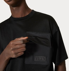 Valentino FW23 Kaos Hitam Polos Casual Patchwork. 3V3MG15C9GQ0NO Shop Valentino FW23 Kaos Hitam Polos Casual Patchwork. 3V3MG15C9GQ0NO