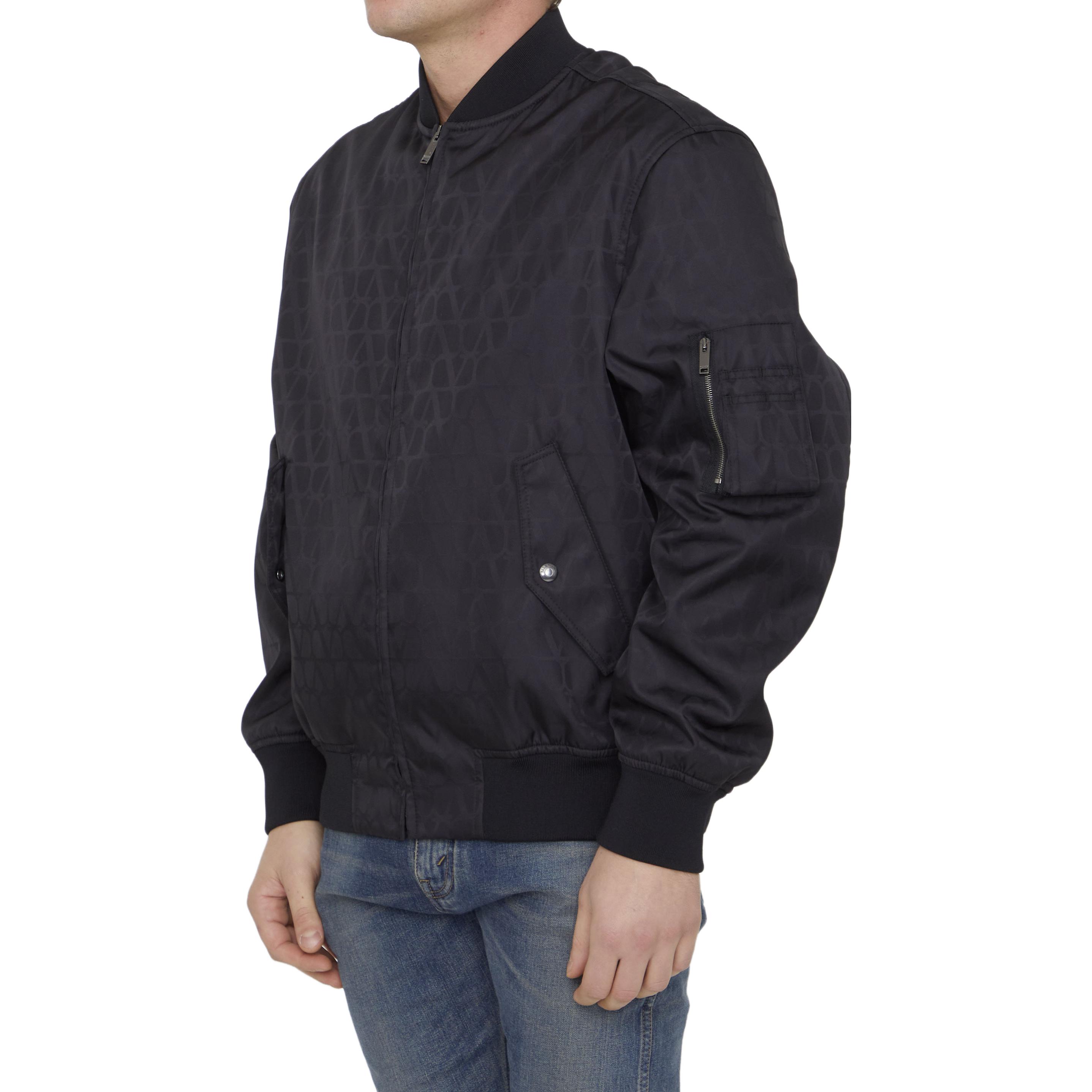 Lookbook Valentino FW23 全印花Logo黑色拉链夹克外套 4V3CIF159UWMXM