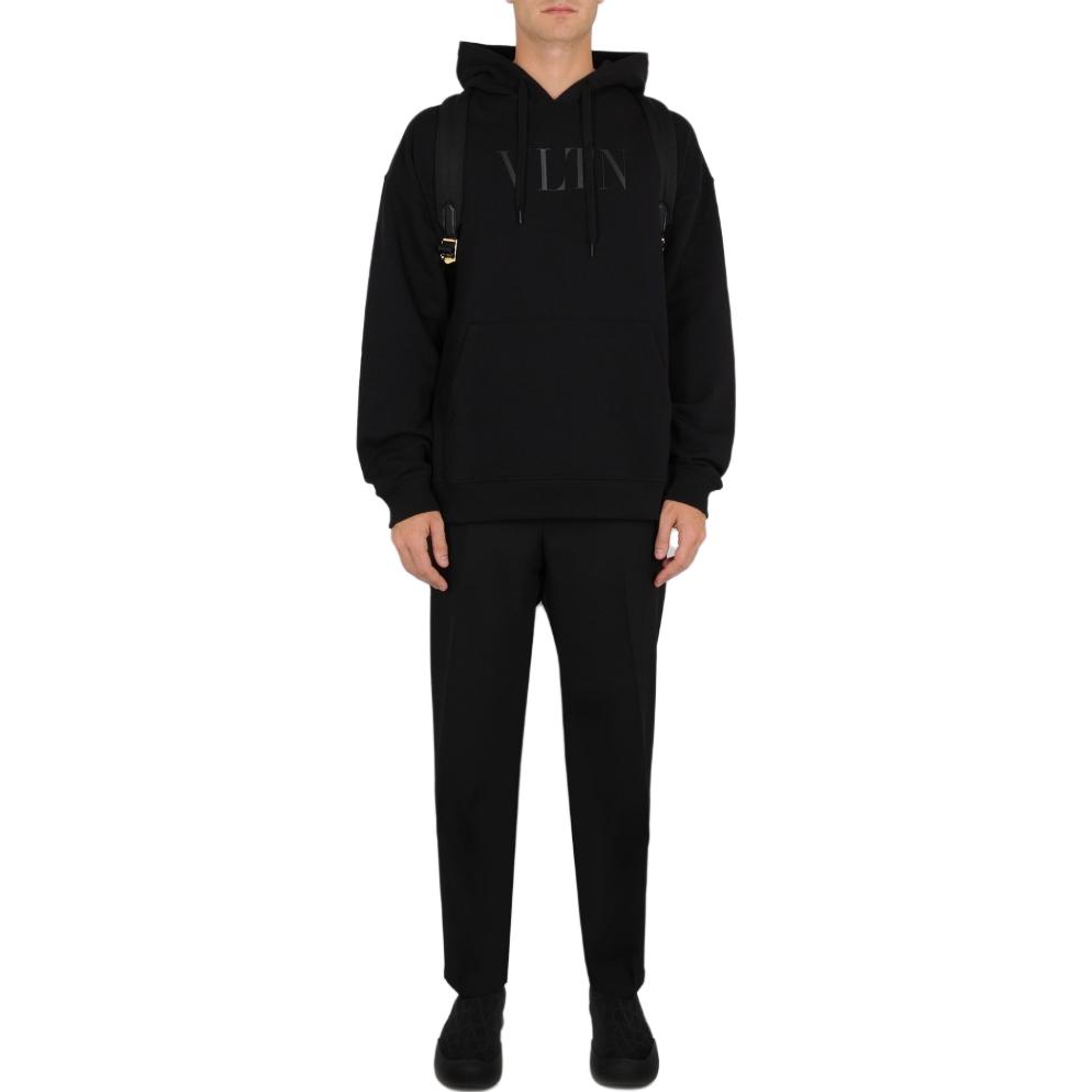Shop Valentino 男士字母印花黑色連帽上衣 FW23. 3V3MF25R9J6N01