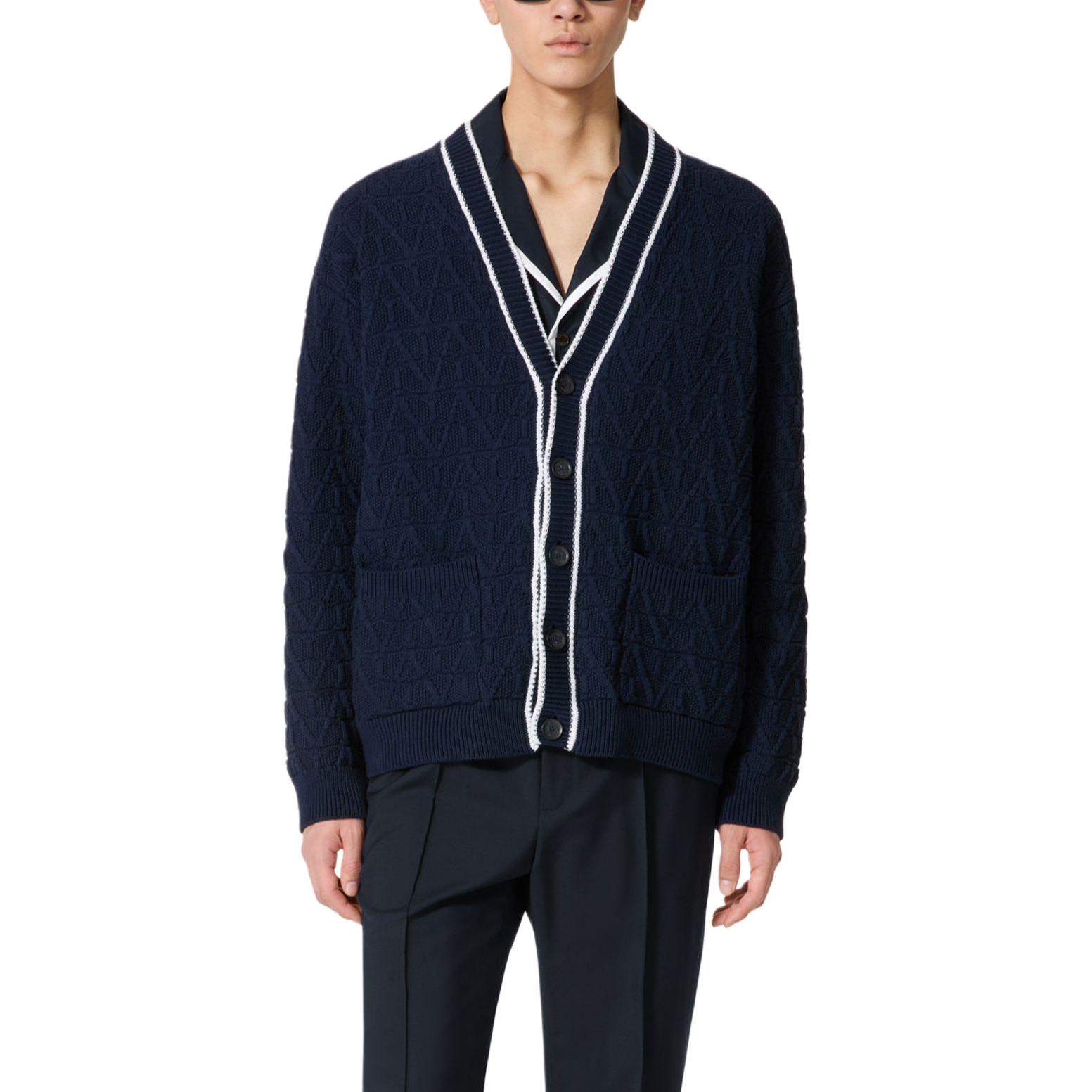 Lookbook Valentino FW24 Baju Rajut Butang V-Leher Logo Biru Navy. 5V3KA03XACD-ZDL