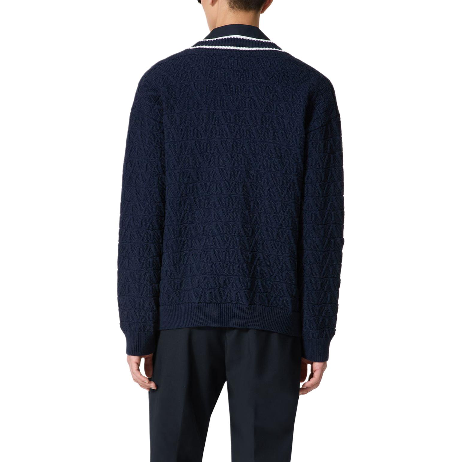 Shop Valentino FW24 Baju Rajut Butang V-Leher Logo Biru Navy. 5V3KA03XACD-ZDL