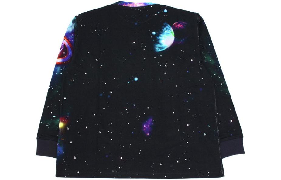Lookbook Sudadera Valentino Galaxy Estampada Cuello Redondo Hombre Negra. WV3MF19L-7LU-U03