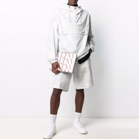 Valentino Baju Putih Logo dan Cetakan Huruf WV3CJG407N5M53 Lookbook Valentino Baju Putih Logo dan Cetakan Huruf WV3CJG407N5M53