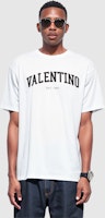 Valentino Kaos Oversized Logo Putih Tulis Pria SS23. 2V3MG13D964A01 Purchase Valentino Kaos Oversized Logo Putih Tulis Pria SS23. 2V3MG13D964A01
