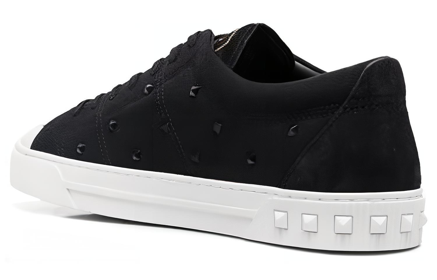 Shop ヴァレンティノ ローカットスニーカー (黒) 1Y2S0F90KEQ0NO