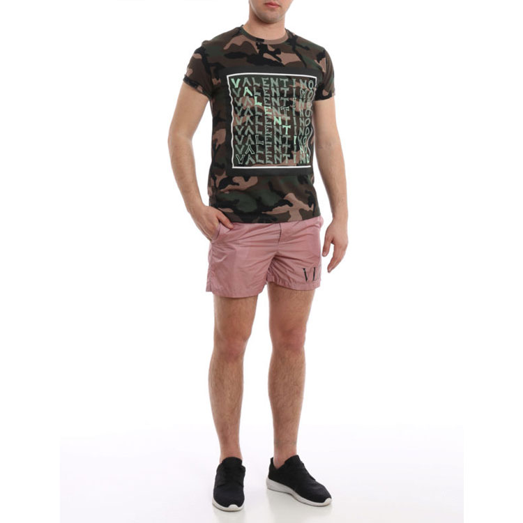 Shop Valentino 男士粉色松紧腰字母印花泳裤 RV3UH028DMA517