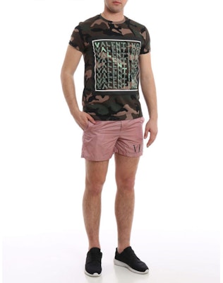 Valentino 男士粉色松紧腰字母印花泳裤 RV3UH028DMA517 Shop Valentino 男士粉色松紧腰字母印花泳裤 RV3UH028DMA517