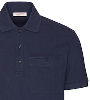 Valentino Baju Polo Logo Biru Navy Potongan Relaks untuk Lelaki. 4V3MH03C9WP-598 Sizing Valentino Baju Polo Logo Biru Navy Potongan Relaks untuk Lelaki. 4V3MH03C9WP-598