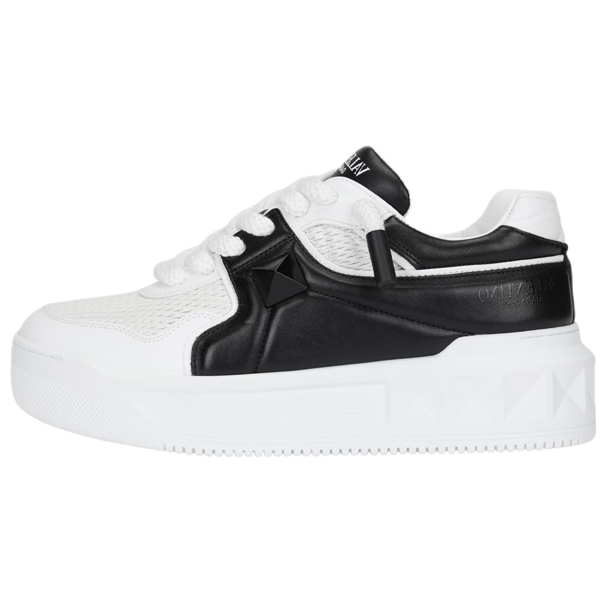 Valentino One Stud Black Low-Top Lace-Up Chunky Casual Sneakers for Men. 5Y2S0G37WWAA01