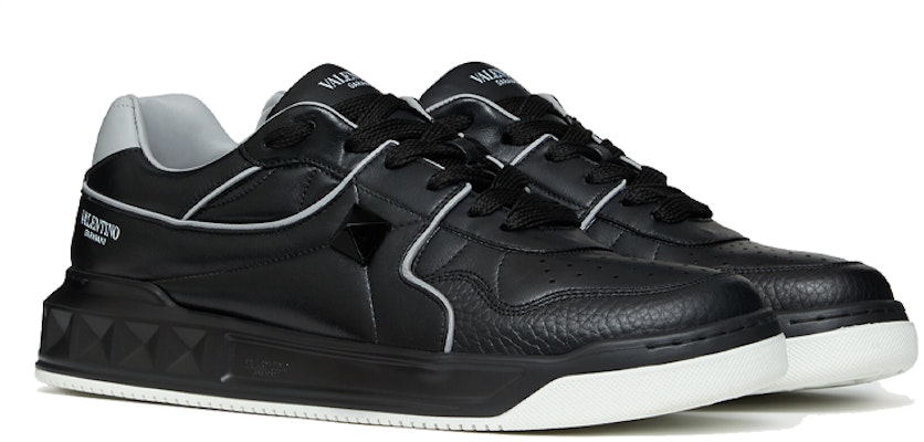 발렌티노 원 스터드 로우 '블랙 그레이' WY2S0E71-NWN-00A Lookbook 발렌티노 원 스터드 로우 '블랙 그레이' WY2S0E71-NWN-00A