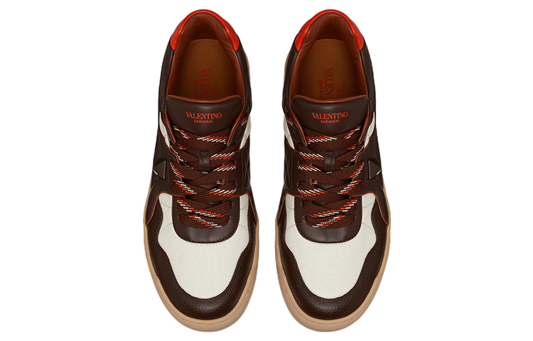 Shop Valentino華倫天奴 One Stud 小羊皮低幫 時尚板鞋 男款 棕白色