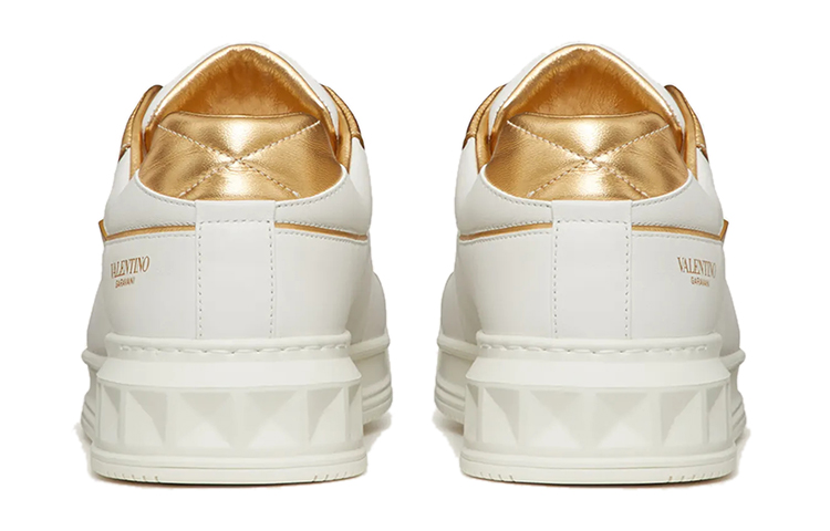 Shop 발렌티노 원 스터드 로우 '화이트 브래스' WY0S0E71-HYB-V22