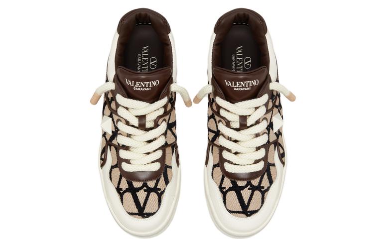 Lookbook 발렌티노 원 스터드 XL 로우 '뜨왈 아이코노그라프 - 내추럴 폰당' 3Y2S0G37IFF-KFN 3Y2S0G37IFF-KFN