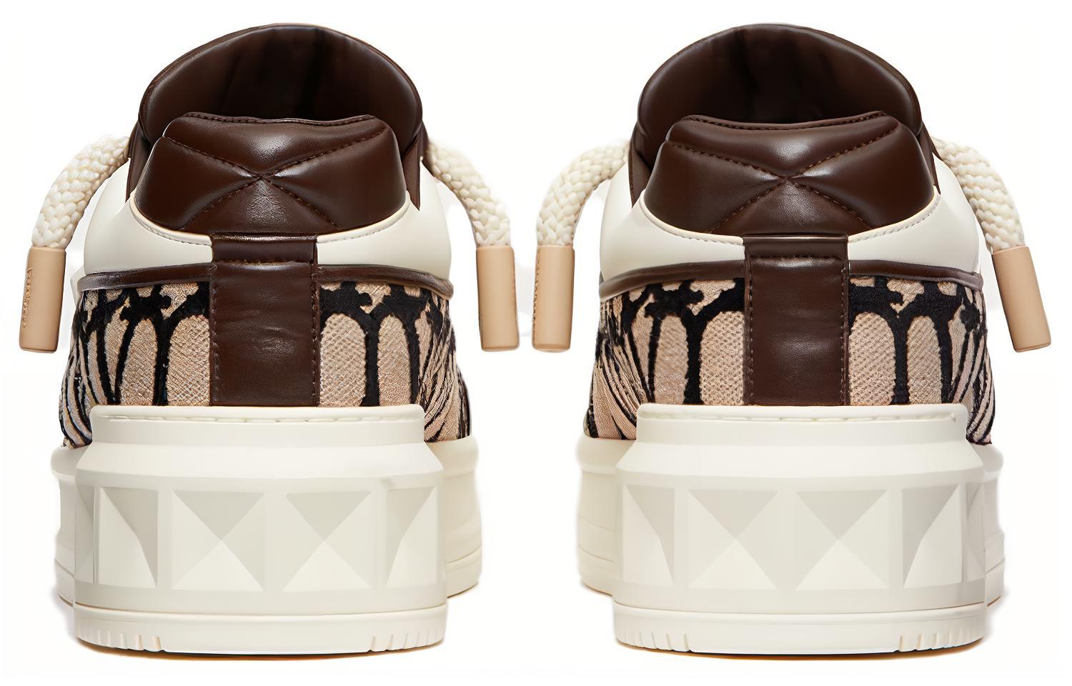 Shop 발렌티노 원 스터드 XL 로우 '뜨왈 아이코노그라프 - 내추럴 폰당' 3Y2S0G37IFF-KFN 3Y2S0G37IFF-KFN