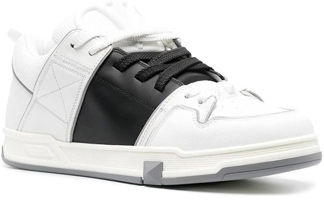 Valentino Open Skate Sneaker 'Putih Hitam' 1Y2S0F89YPB6TV Lookbook Valentino Open Skate Sneaker 'Putih Hitam' 1Y2S0F89YPB6TV