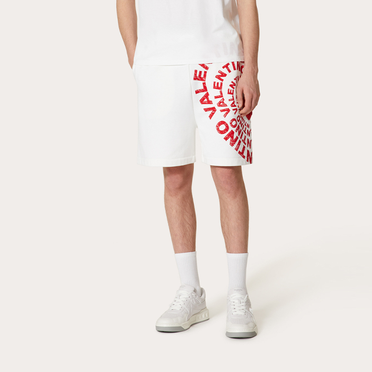 Shop Valentino 七夕限量版 FW21 愛心印花白色百慕達短褲 WV3MD03F7SCA33
