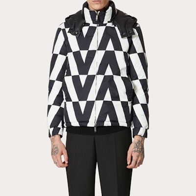 Chaqueta Reversible Valentino de Plumas para Hombre - Negro/Blanco. WV0CNA337WPT26 Sizing Chaqueta Reversible Valentino de Plumas para Hombre - Negro/Blanco. WV0CNA337WPT26