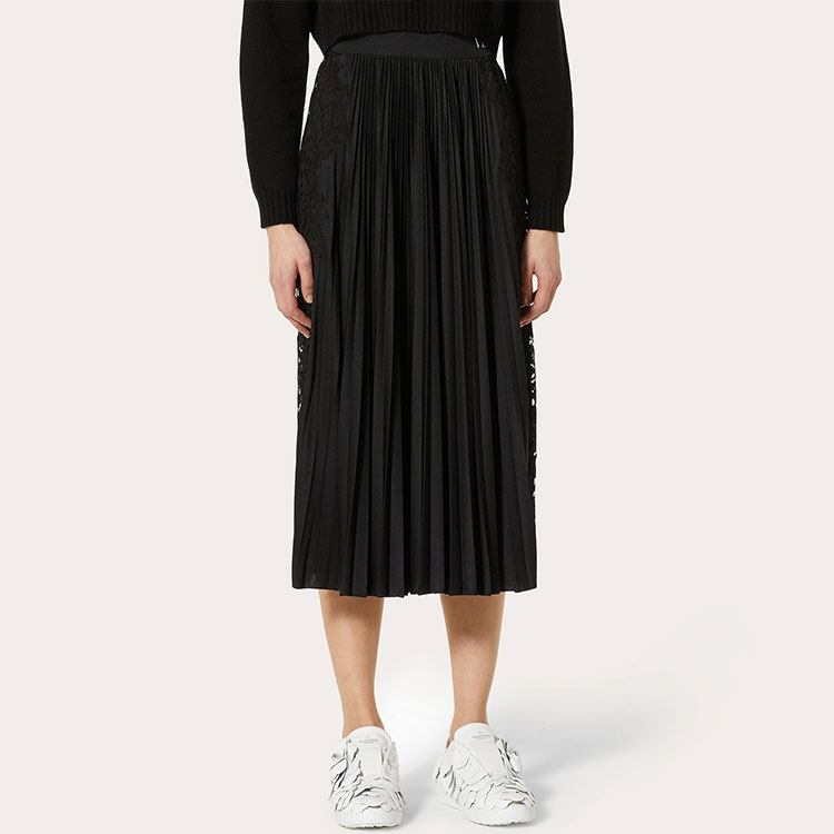 Lookbook Valentino SS21 Rok Hitam Logo Lipit Cut-Out Midi. VB3MD02T668N01