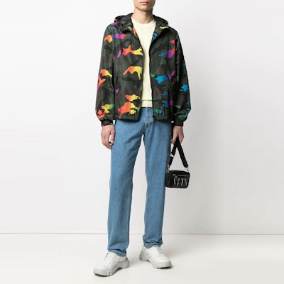 Valentino 2021春夏迷彩印花连帽外套。 VV3CI36872133H Lookbook Valentino 2021春夏迷彩印花连帽外套。 VV3CI36872133H