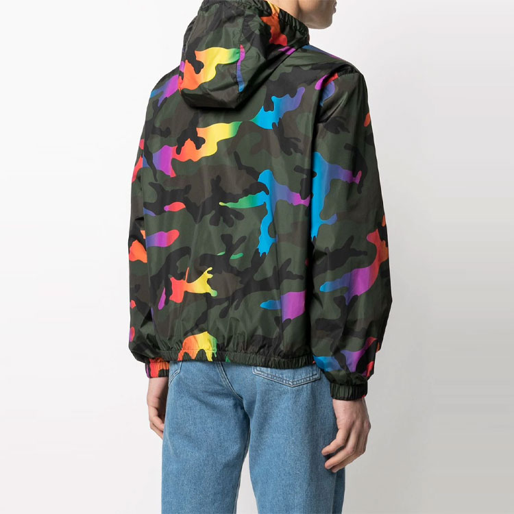 Shop Valentino 2021春夏迷彩印花连帽外套。 VV3CI36872133H